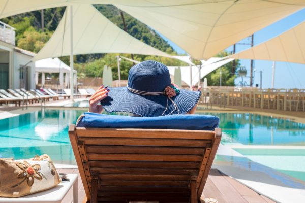 Ce beneficii îți oferă un hotel cu piscină atunci când mergi în Mamaia