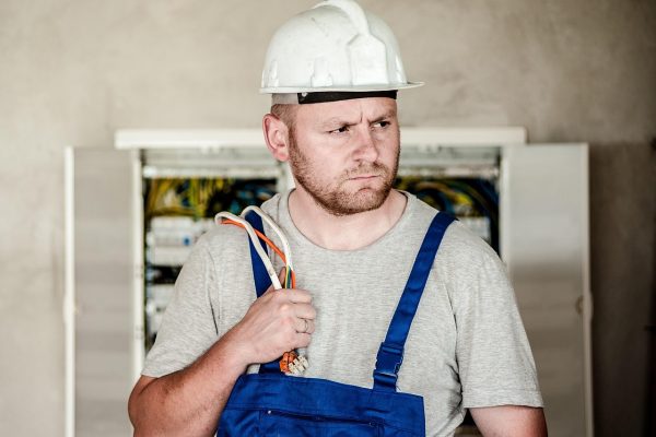Cum mă fac electrician: pași pentru certificare
