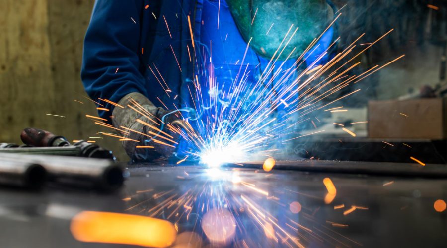 muncitor care sudează cu un aparat de sudură TIG