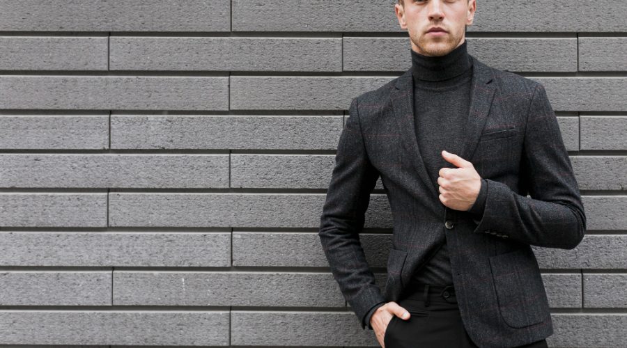 bărbat blond în sacou