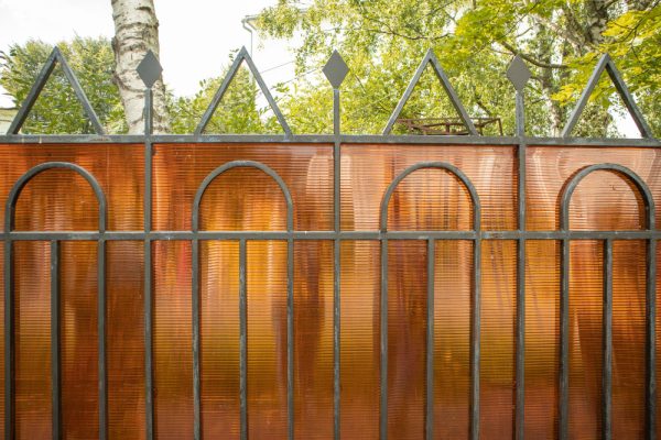 Gard din policarbonat: cum alegi între panouri transparente, fumurii sau opace